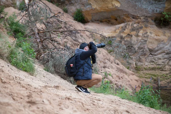 Staden Cesis, Lettland republik. Fotograf, Red Rocks och River G — Stockfoto