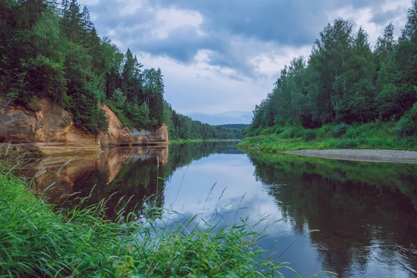 Місто церез, Латвія Республіка. Червоні скелі і річка Гауджа. Природа — стокове фото
