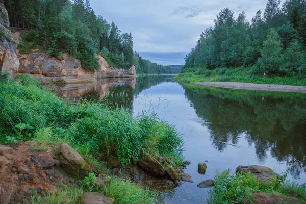 Місто церез, Латвія Республіка. Червоні скелі і річка Гауджа. Природа — стокове фото