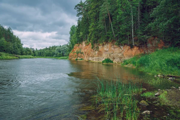 City Cesis, Letónia República. Rochas vermelhas e rio Gauja. Natureza — Fotografia de Stock