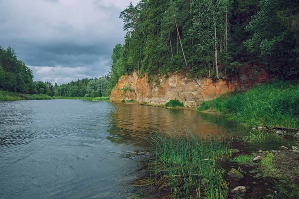 Stadt Cesis, Lettland Republik. Rote Felsen und Fluss Gauja. Natur — Stockfoto