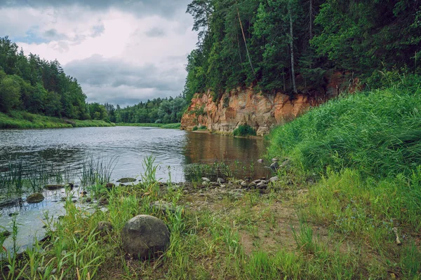 Stadt Cesis, Lettland Republik. Rote Felsen und Fluss Gauja. Natur — Stockfoto