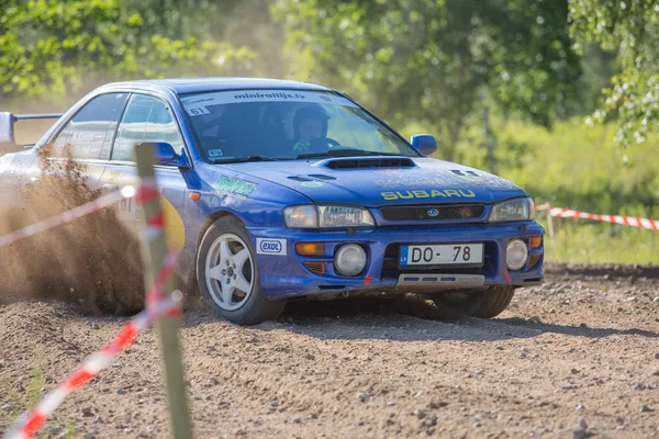 City Cesis, Republika Łotewska. Maszyny sportowe, testowanie toru. Sto — Zdjęcie stockowe