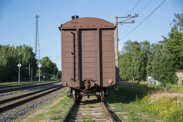 Ciudad Riga, República de Letonia. Un vagón de carga está parado sobre un rai — Foto de Stock