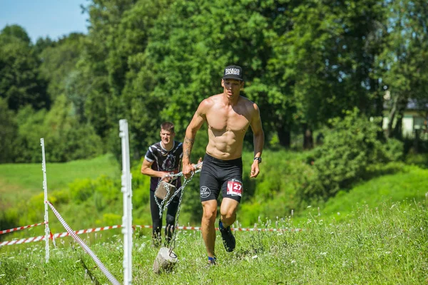 City Cesis, Repubblica lettone. Corsa corsa, le persone erano impegnati in s — Foto Stock