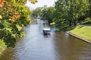 City Riga, Letonya Cumhuriyeti. Bir turist tekne CA üzerinden uçar
