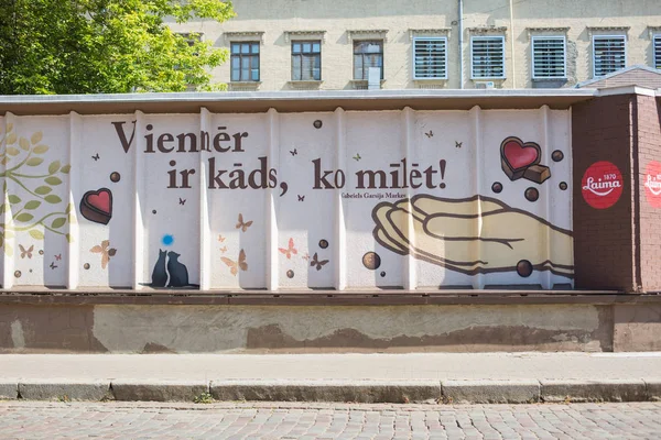 Ciudad Riga, República de Letonia. Pared de colores, graffiti callejero con — Foto de Stock