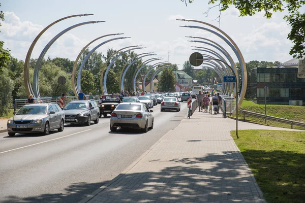 Ciudad Riga, República de Letonia. Puente de la ciudad, coches y gente. 2019 . — Foto de Stock