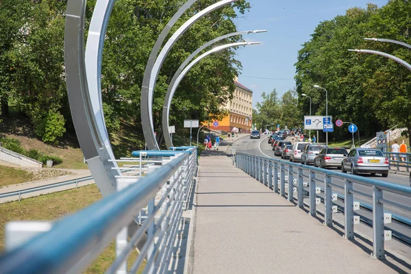 Ciudad Riga, República de Letonia. Puente de la ciudad, coches y gente. 2019 . — Foto de Stock