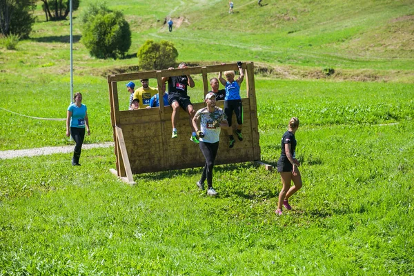 Stadt Cesis, lettische Republik. Laufen Rennen, wurden die Menschen in s engagiert — Stockfoto