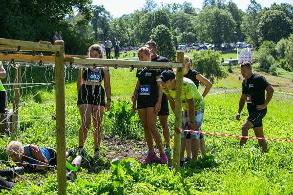 City Cesis, Repubblica lettone. Corsa corsa, le persone erano impegnati in s — Foto Stock