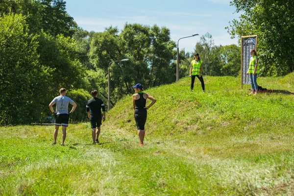 City Cesis, Repubblica lettone. Corsa corsa, le persone erano impegnati in s — Foto Stock