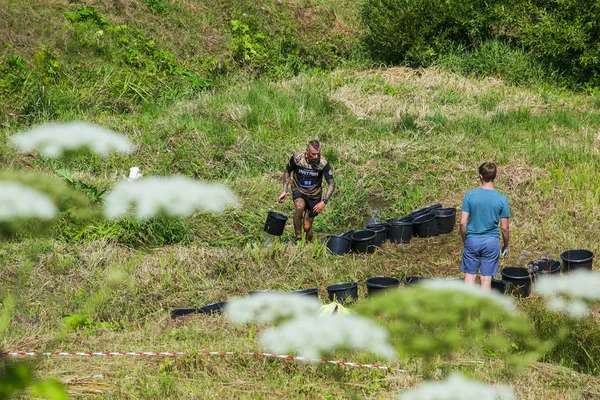 City Cesis, Repubblica lettone. Corsa corsa, le persone erano impegnati in s — Foto Stock