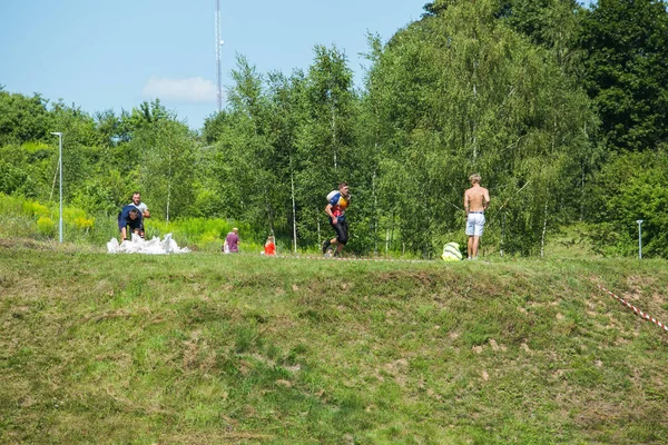 시티 세시스, 라트비아 공화국. 경주 를 실행, 사람들은 에 종사했다 — 스톡 사진
