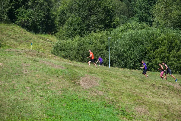 City Cesis, Repubblica lettone. Corsa corsa, le persone erano impegnati in s — Foto Stock