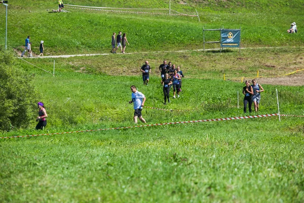 城市切西斯,拉脱维亚共和国。赛跑,人们从事s — 图库照片