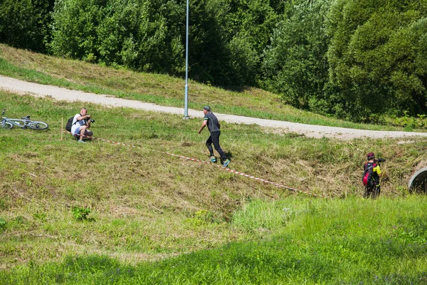 City Cesis, Repubblica lettone. Corsa corsa, le persone erano impegnati in s — Foto Stock