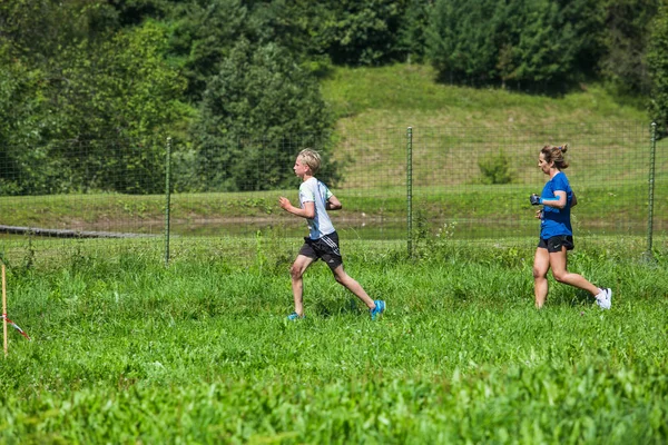 Stad Cesis, Letse Republiek. Run race, mensen waren bezig met s — Stockfoto