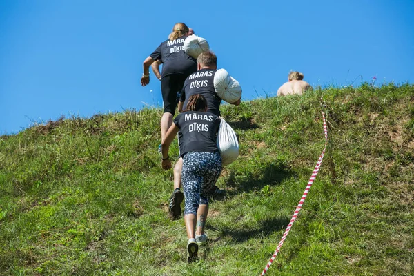 City Cesis, República de Letonia. Carrera carrera, la gente estaba comprometida en s — Foto de Stock