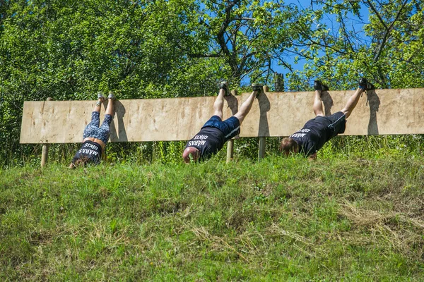 City Cesis, República de Letonia. Carrera carrera, la gente estaba comprometida en s — Foto de Stock