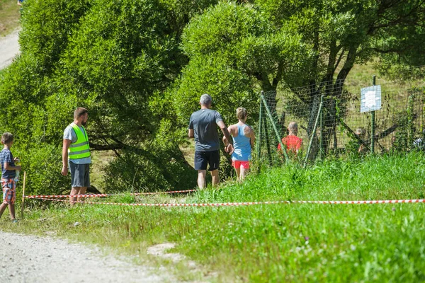 City Cesis, Repubblica lettone. Corsa corsa, le persone erano impegnati in s — Foto Stock