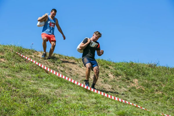 Stad Cesis, Letse Republiek. Run race, mensen waren bezig met s — Stockfoto