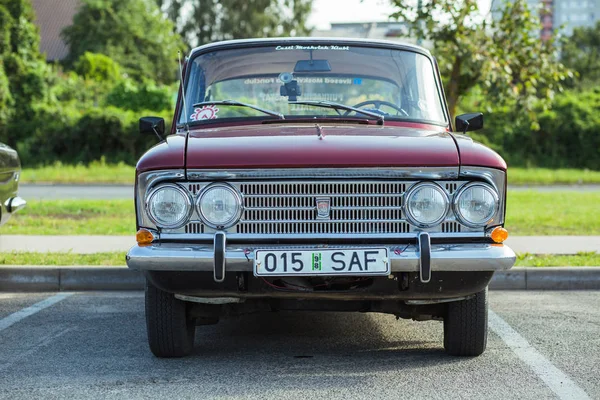 A város Rigában, a lett Köztársaságban. Retro autó Party. Oldtimer autó a t — Stock Fotó