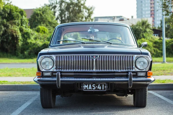 A város Rigában, a lett Köztársaságban. Retro autó Party. Oldtimer autó a t — Stock Fotó