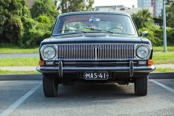 A város Rigában, a lett Köztársaságban. Retro autó Party. Oldtimer autó a t — Stock Fotó