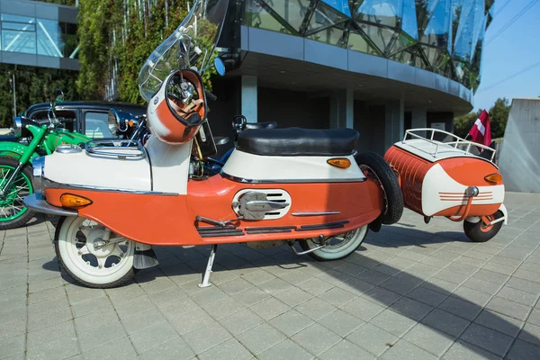 Şehir Riga, Letonya cumhuriyeti. Retro araba partisi. Oldtimer arabalar, mot — Stok fotoğraf