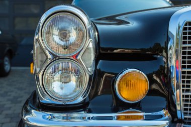 Şehir Riga, Letonya cumhuriyeti. Retro araba partisi. T oldtimer araba