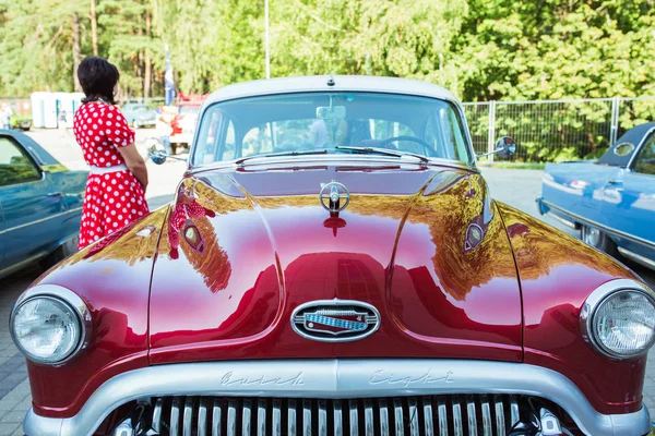 Miasto Ryga, Republika Łotewska. Retro samochód party. Oldtimer samochody w t — Zdjęcie stockowe