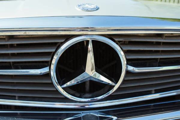 Şehir Riga, Letonya cumhuriyeti. Retro araba partisi. T oldtimer araba