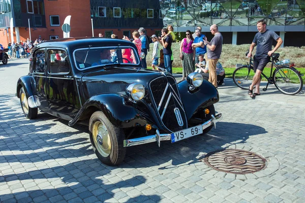 Город Рига, Латвийская Республика. Вечеринка ретро машин. Старые автомобили в разгаре — стоковое фото