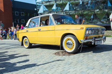 Şehir Riga, Letonya cumhuriyeti. Retro araba partisi. T oldtimer araba