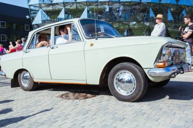 Şehir Riga, Letonya cumhuriyeti. Retro araba partisi. T oldtimer araba