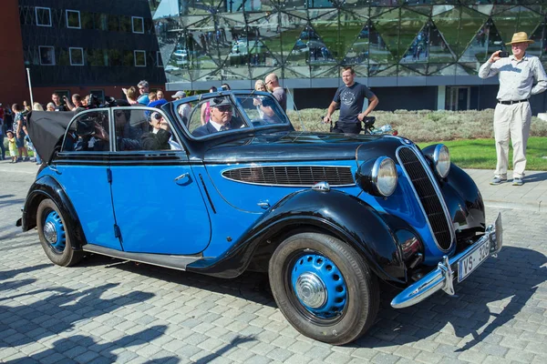 ラトビア共和国シティリガレトロな車のパーティー。tでオールドタイマー車 — ストック写真