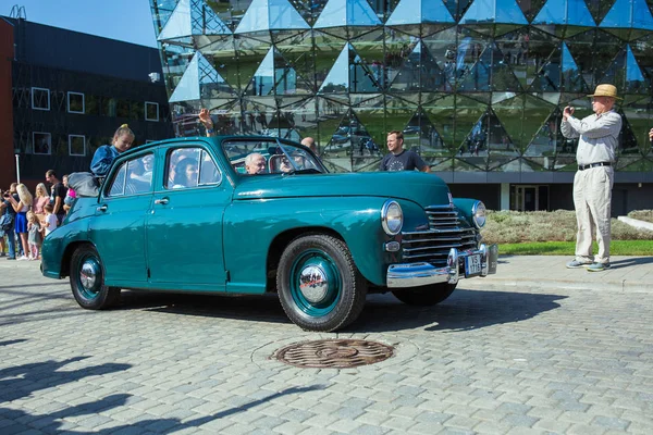 City Riga, Latvian republic. Retro car party. Oldtimer cars at t — Stock Photo, Image