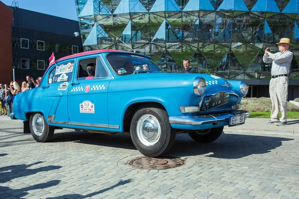 City Riga, Latvian republic. Retro car party. Oldtimer cars at t — Stock Photo, Image