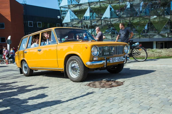 Miasto Ryga, Republika Łotewska. Retro samochód party. Oldtimer samochody w t — Zdjęcie stockowe