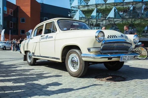 Miasto Ryga, Republika Łotewska. Retro samochód party. Oldtimer samochody w t — Zdjęcie stockowe