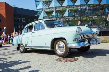 Şehir Riga, Letonya cumhuriyeti. Retro araba partisi. T oldtimer araba