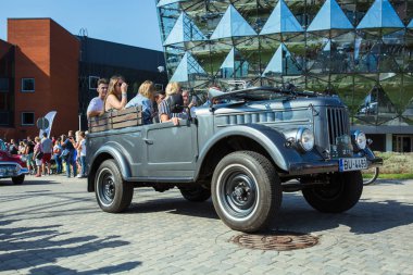 Şehir Riga, Letonya cumhuriyeti. Retro araba partisi. T oldtimer araba