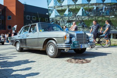 Şehir Riga, Letonya cumhuriyeti. Retro araba partisi. T oldtimer araba