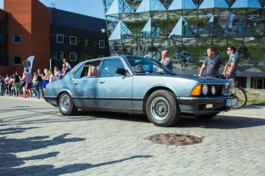 Şehir Riga, Letonya cumhuriyeti. Retro araba partisi. T oldtimer araba