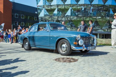 Şehir Riga, Letonya cumhuriyeti. Retro araba partisi. T oldtimer araba