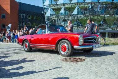 Şehir Riga, Letonya cumhuriyeti. Retro araba partisi. T oldtimer araba