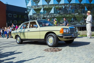 Şehir Riga, Letonya cumhuriyeti. Retro araba partisi. T oldtimer araba