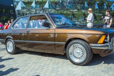 Şehir Riga, Letonya cumhuriyeti. Retro araba partisi. T oldtimer araba