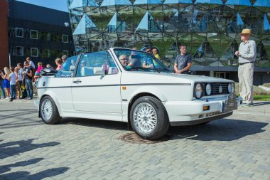 Şehir Riga, Letonya cumhuriyeti. Retro araba partisi. T oldtimer araba